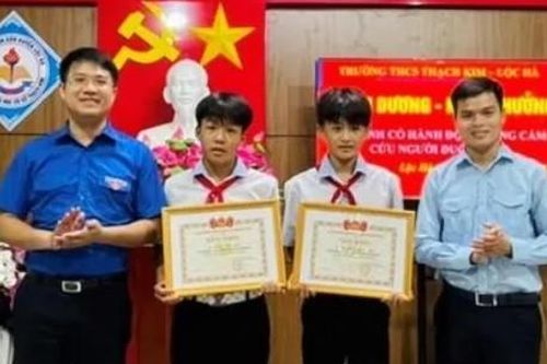 Khen thưởng hai nam sinh cứu người đuối nước