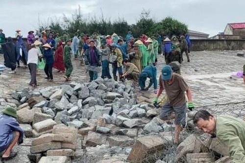 Hàng trăm người đội mưa 'vá' kè sạt lở ở Hà Tĩnh