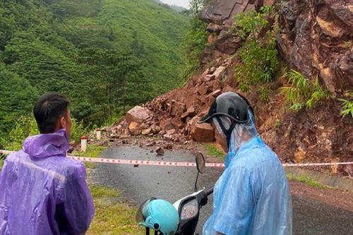 Hòa Bình: Mưa lớn gây sạt lở nhiều tuyến đường