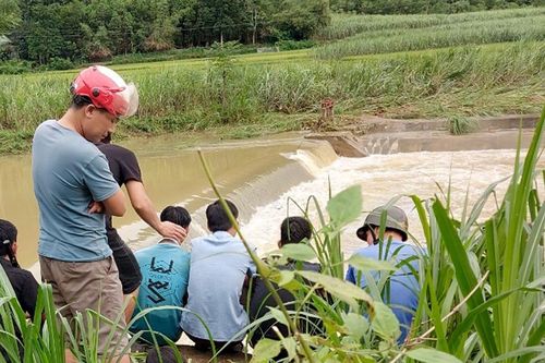 Khẩn trương tìm kiếm học sinh lớp 8 bị lũ cuốn trôi