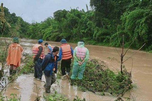 Tìm thấy người đàn ông bị lũ cuốn trên đường đi câu cá về