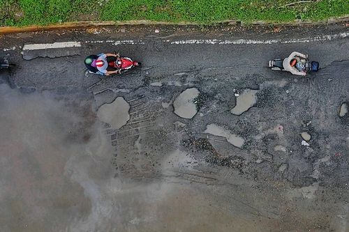 Ma trận 'ổ gà' dọc đại lộ huyết mạch phía Nam TP.HCM