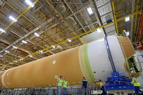 Khám phá cơ sở sản xuất tên lửa siêu khủng đưa con người lên Mặt trăng của NASA