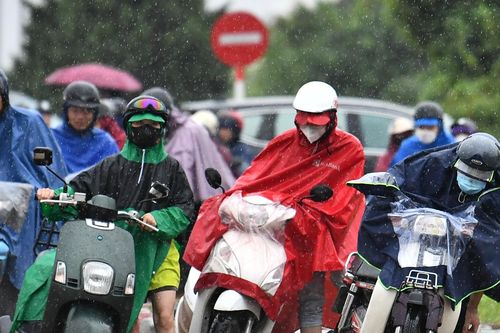 Cửa bến xe, quảng trường Mỹ Đình tê liệt giao thông vì mưa ngập