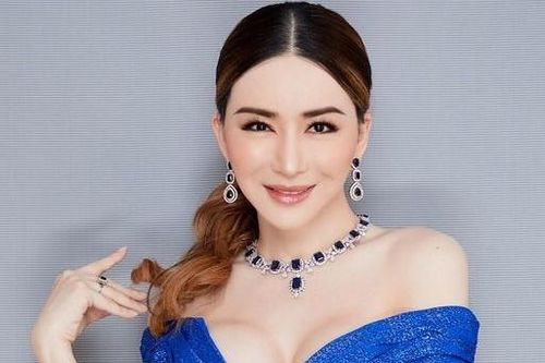 Tỷ phú chuyển giới sở hữu cuộc thi Hoa hậu Hoàn vũ bị kiện