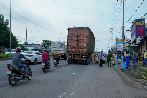 Người đàn ông tử vong sau va chạm với xe container
