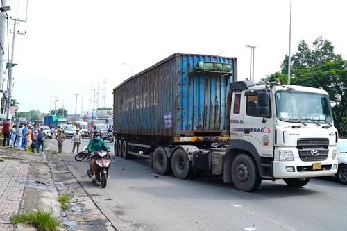 Nam công nhân tử vong thương tâm sau va chạm với xe container