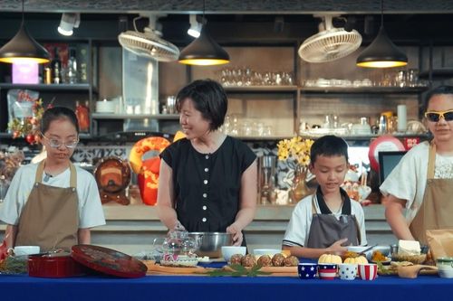 Vua đầu bếp Christine Hà dạy trẻ em khiếm thị làm bánh Trung thu nhân bí đỏ