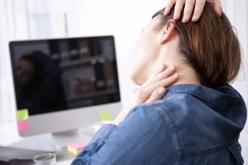 90% dân văn phòng bẻ cổ khi đau mỏi nhưng không hay biết tác hại của hành động này