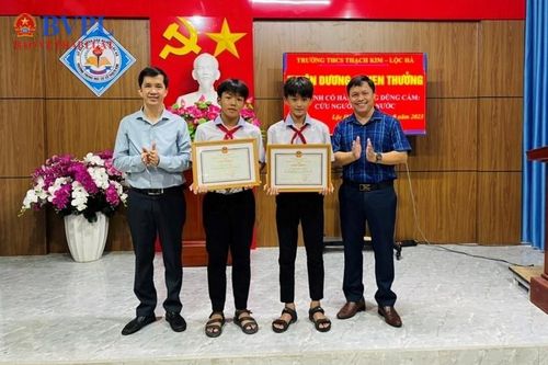 Khen thưởng 2 học sinh dũng cảm cứu 2 em nhỏ thoát đuối nước.