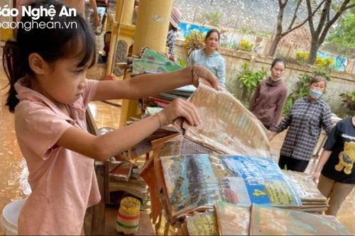 Hàng trăm học sinh Quỳ Châu mất hết sách vở, đồ dùng cá nhân sau lũ