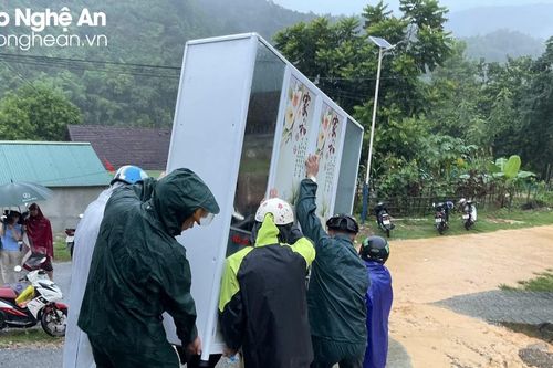 Các lực lượng khắc phục hậu quả mưa lũ ở Kỳ Sơn, Tương Dương