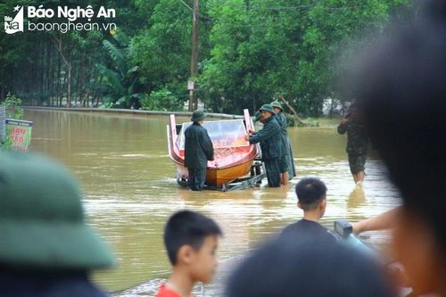 Tìm kiếm người đàn ông mất tích trong lũ ở Quỳ Châu