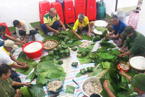 Làng quê rộn ràng gói bánh chưng đón Trung Thu