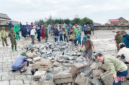 Hàng trăm người 'đội mưa' gia cố kè biển Cẩm Nhượng