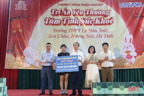 Nhiều món quà gửi tặng thầy và trò ở Hương Sơn