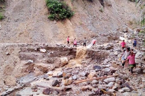 Yên Bái: Mưa lớn khiến 1 cháu bé bị thương, hơn 100m3 đất đá sạt lở