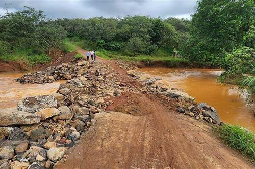 Bình Phước: Mưa lũ cuốn trôi đường, khoảng 150 hộ dân bị cô lập