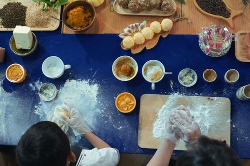 'Vua đầu bếp' Christine Hà hướng dẫn trẻ khiếm thị làm bánh Trung Thu