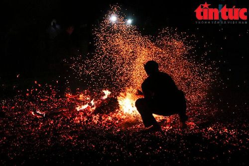 Huyền bí lễ hội nhảy lửa vừa được công nhận Di sản văn hóa phi vật thể quốc gia lần thứ 2