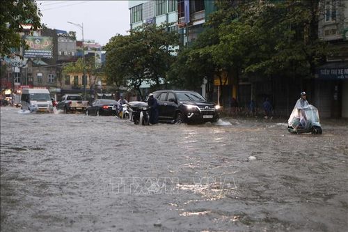 Mưa lớn kéo dài, nhiều tuyến phố ở TP Nam Định ngập trong 'biển' nước