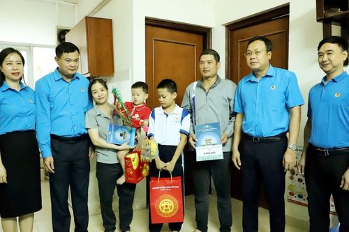 Hà Nội: Tặng quà Trung thu cho gia đình công nhân khó khăn
