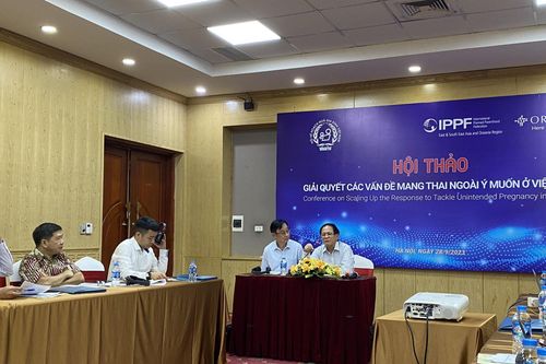 Nhiều người ở lứa tuổi vị thành niên vẫn còn ngại ngùng, xấu hổ khi mua bao cao su