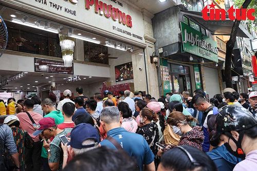 Người dân xếp hàng dài mua bánh Trung thu truyền thống