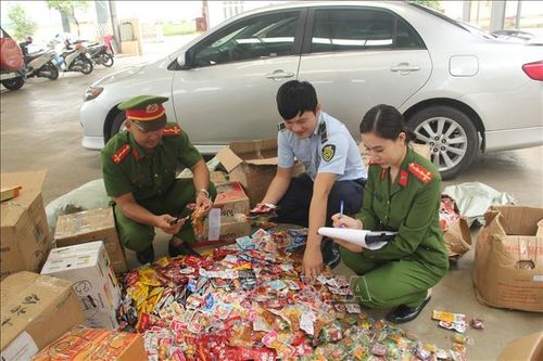 Thu giữ hàng nghìn sản phẩm đồ ăn, thức uống không rõ nguồn gốc