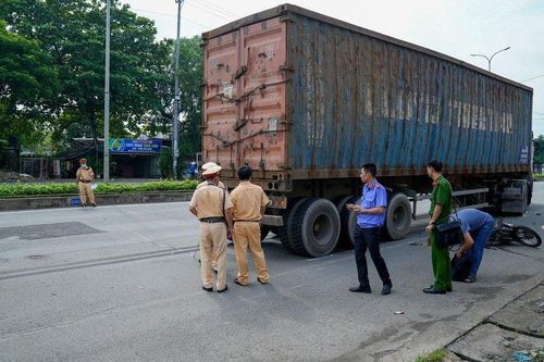 Điều tra vụ va chạm giữa xe container và xe máy khiến người đàn ông tử vong