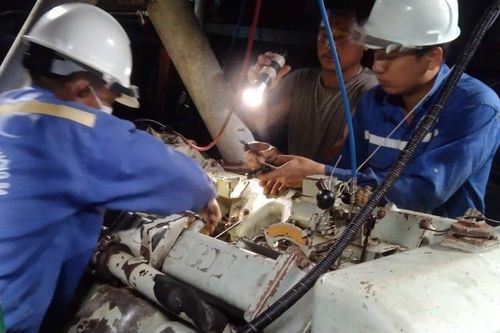 Cấp cứu ngư dân bị bệnh trên biển, hỗ trợ sửa chữa tàu cá bị hỏng hóc