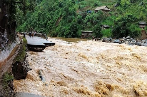 Bộ GD&ĐT: Cho học sinh nghỉ học trong trường hợp cần thiết do mưa lũ