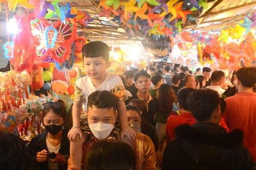 TPHCM: Dòng người chen chân ở phố lồng đèn trước Trung thu