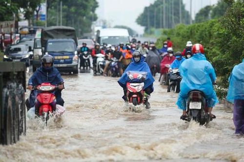 Hà Nội: Đại lộ Thăng Long vẫn ngập như sông, phương tiện chết máy hàng loạt