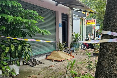 Bình Dương: Điều tra người đàn ông bán vé số nằm chết trên vỉa hè