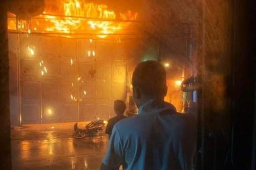 Hà Nội: Nhà dân bốc cháy dữ dội dưới trời mưa tầm tã