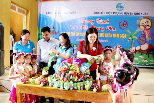 Chủ tịch Hội LHPN tỉnh tặng quà Tết Trung thu cho trẻ mồ côi có hoàn cảnh đặc biệt khó khăn