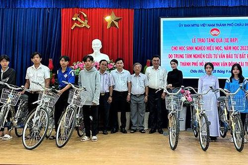 UBMTTQVN TP. Châu Đốc trao xe đạp cho 20 học sinh nghèo hiếu học