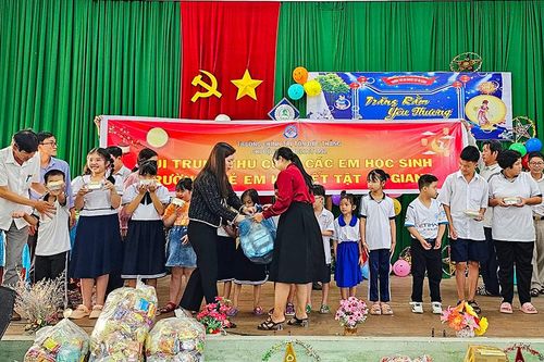 Tết Trung thu ấm áp cho trẻ em khuyết tật