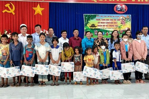 150 phần quà Trung thu cho các cháu thiếu nhi có hoàn cảnh đặt biệt ở 2 xã An Hảo và Tân Lợi
