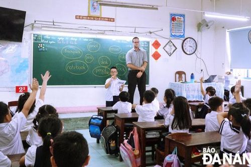 Chỉ học tiếng Anh với giáo viên người nước ngoài ngoài giờ học chính khóa