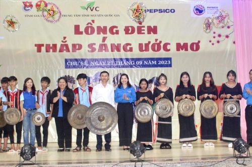 Trung tâm tình nguyện Quốc gia tổ chức chương trình 'Lồng đèn thắp sáng ước mơ' tại huyện Chư Sê