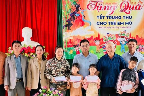 Tặng 122 phần quà Trung thu cho trẻ em khiếm thị