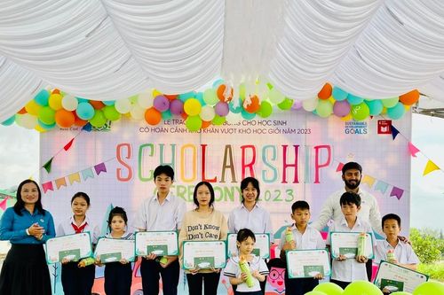 Trao 97 suất học bổng cho học sinh vượt khó học giỏi