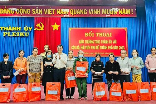 Thường trực Thành ủy Pleiku đối thoại với cán bộ, hội viên phụ nữ