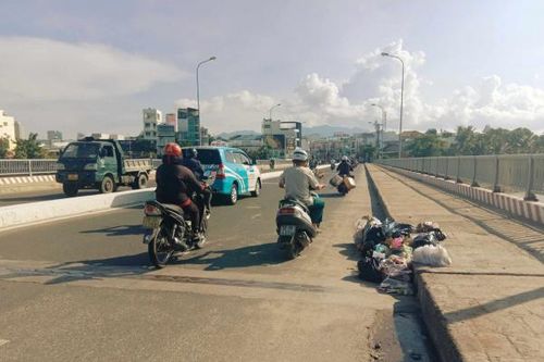Bỏ rác trên cầu