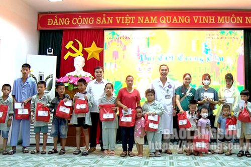 Hữu Lũng: Tặng 70 suất quà trung thu cho các cháu đang điều trị tại trung tâm y tế huyện
