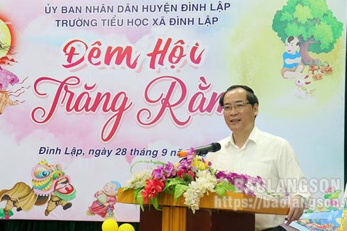 Lãnh đạo UBND tỉnh thăm, tặng quà Tết Trung thu tại huyện Đình Lập