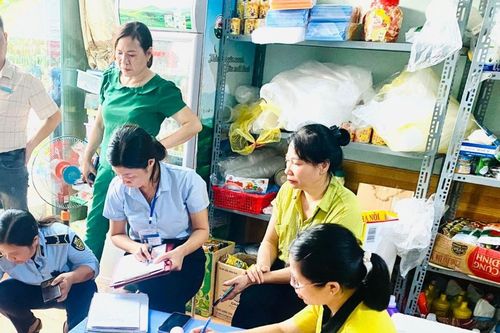 Xác minh trường hợp 5 học sinh nghi ngộ độc sau khi uống trà sữa tự làm