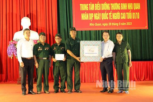 Đồng chí Phó Chủ tịch Thường trực HĐND tỉnh thăm, tặng quà người cao tuổi huyện Nho Quan